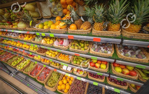 fruits frais coup&eacute;s au march&eacute;