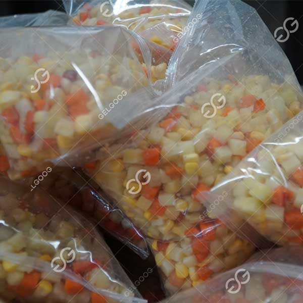transformation de cubes de l&eacute;gumes frais coup&eacute;s